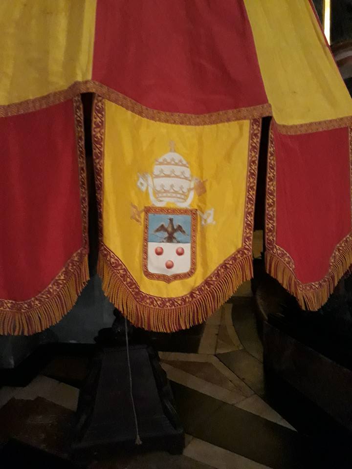 la tenda gialla e rossa in Basilica